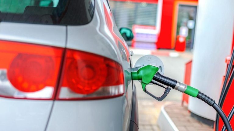 Jamás eches gasolina así: estás tirando el dinero