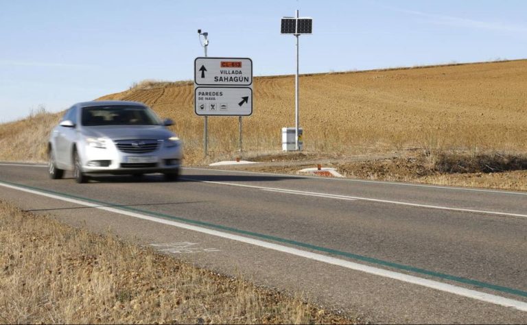 La DGT avisa: Así debes actuar si ves una línea verde en medio de la carretera