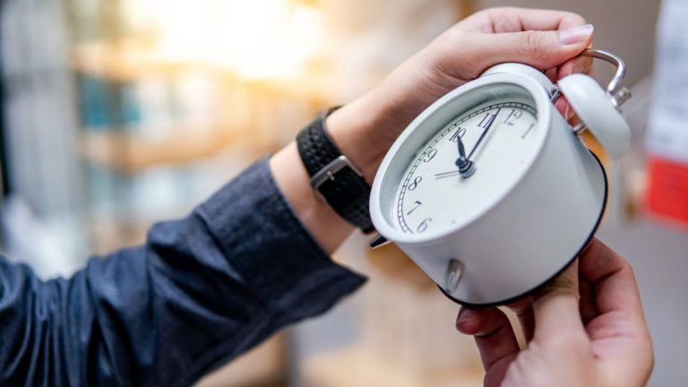 Los 8 consejos que la DGT quiere que te apliques cuando atrasemos el reloj