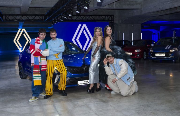 El Renault Clio sigue creando tendencia, ahora como coche de pasarela