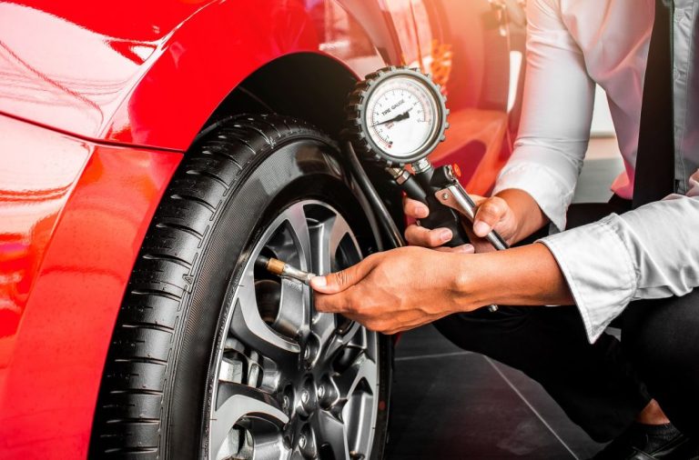 La forma correcta de mirar la presión a las ruedas de tu coche