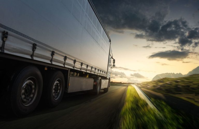 Así debes adelantar a un camión cuando hay viento lateral