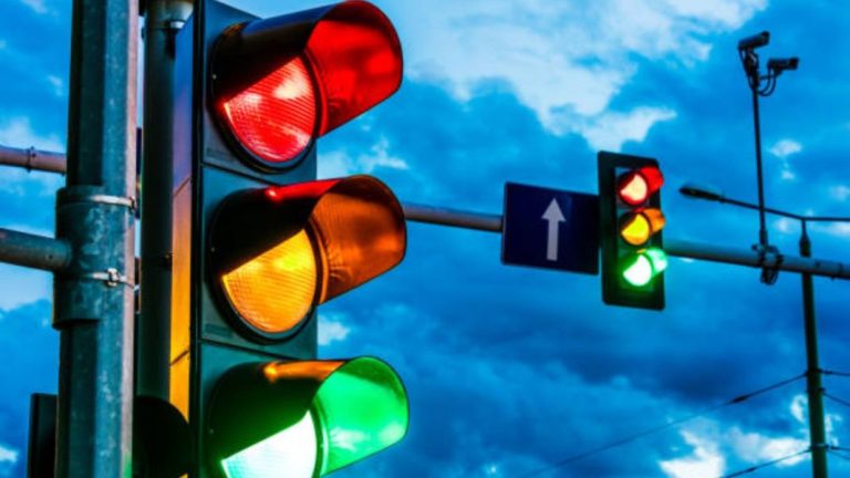 Rojo, ámbar, verde y… El cuarto color que va a llegar a los semáforos en España