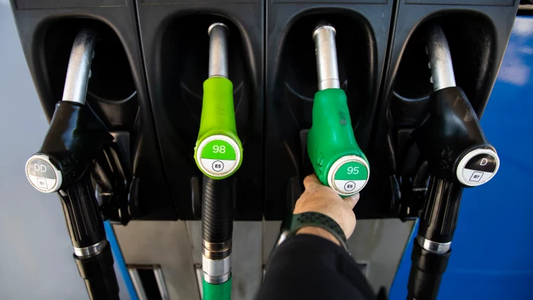 Ni Repsol, ni Cepsa, ni BP… Esta es la gasolina con la que tu coche recorrerá más kilómetros