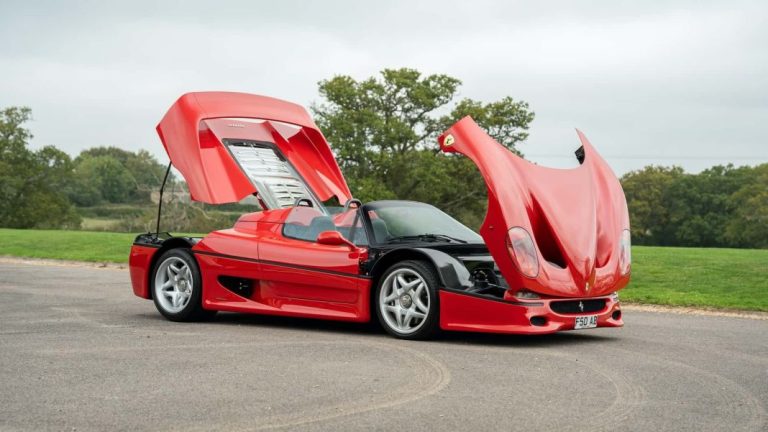 El Ferrari F50 de Rod Stewart está buscando un nuevo hogar
