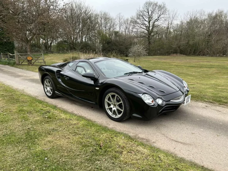 Mitsuoka construyó este engendro que ahora busca un nuevo hogar