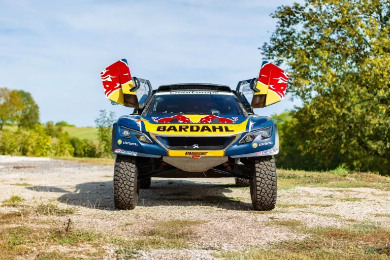 Este Peugeot 3008 DKR pilotado por Loeb y Despres está buscando hogar