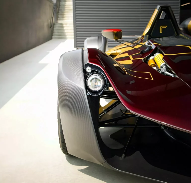 La nueva norma de la DGT que no te dejará sacar del garaje joyas como el BAC Mono o el Ferrari Daytona SP1