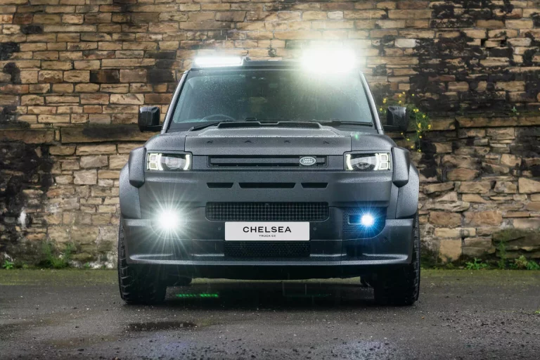 Chelsea Truck vende este Land Rover Defender 90 para conducir con traje y corbata