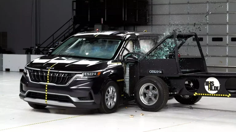 Kia hace caso al IIHS y mejora la seguridad de su Kia Carnival