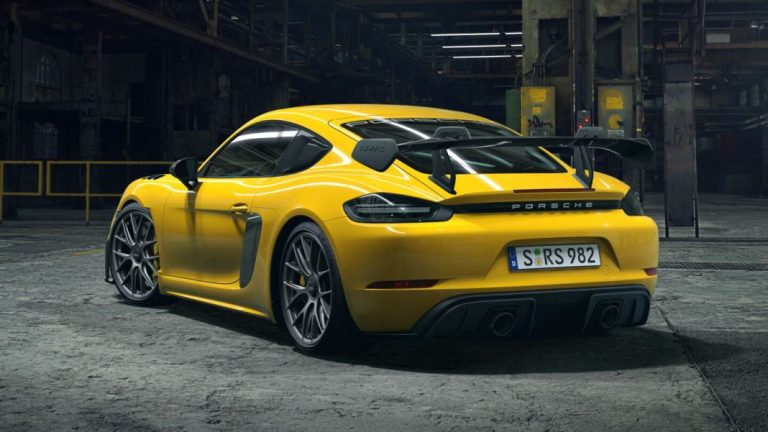 El Porsche 718 Cayman GT4 RS sale de paseo por el monte Rushmore
