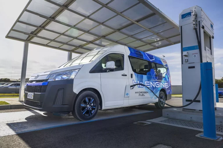 El Toyota HiAce ya tiene una versión con un V6 alimentado por hidrógeno que saldrá a la venta