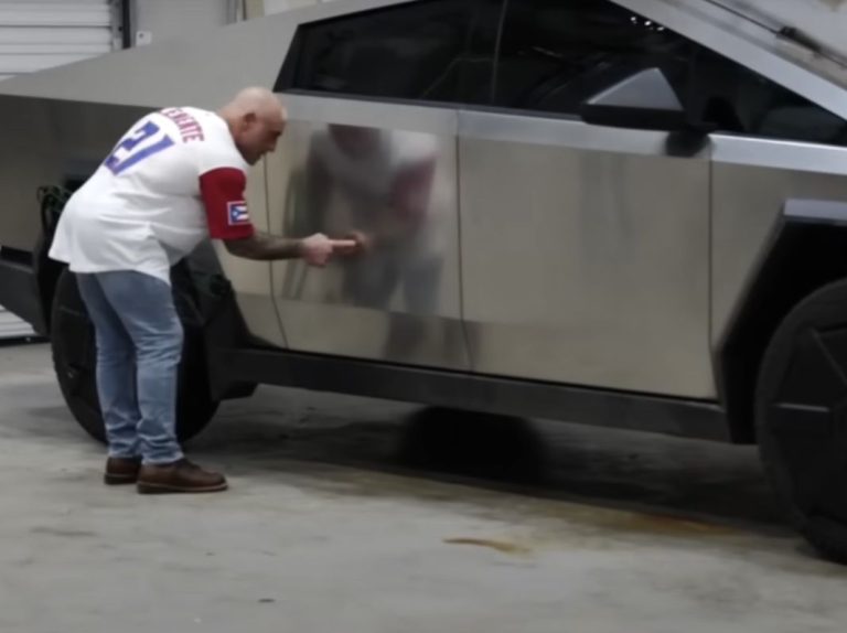 Así quedará tu Tesla Cybertruck si te atacan con un arco y flechas