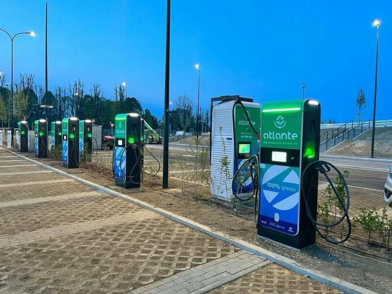 Las empresas que se unen para instalar 35.000 cargadores rápidos de aquí a 2030
