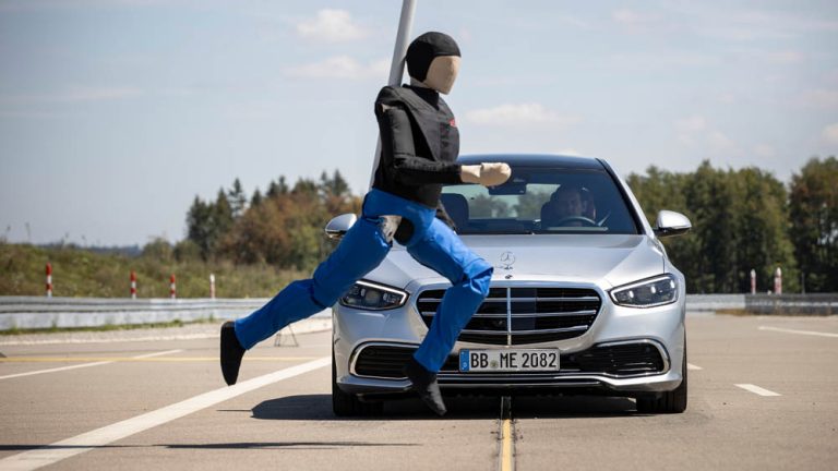 Mercedes: 10 años y 10 millones de vehículos salvando a los peatones