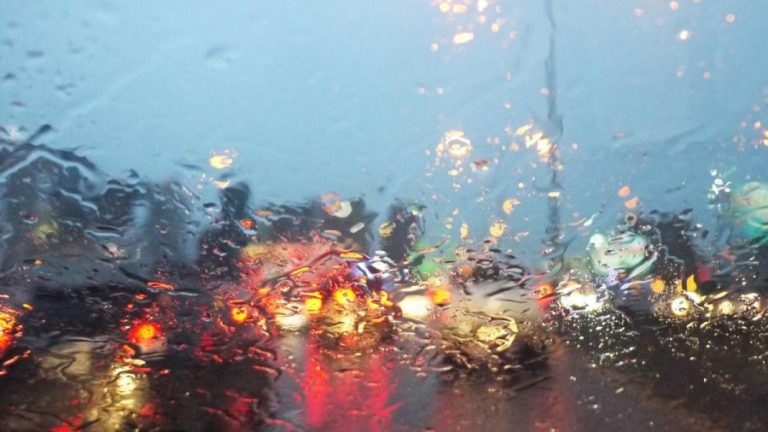 8 consejos que la DGT quiere que apliques cuando conduces con lluvia