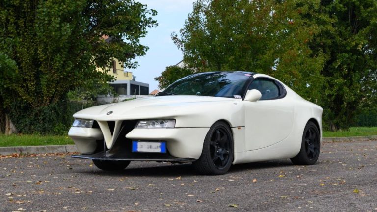 Se llama Alfa Romeo Castagna Vittoria, sólo hay uno, y está a la venta