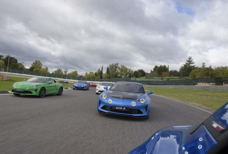 Alpine tiñe de azul el circuito del Jarama