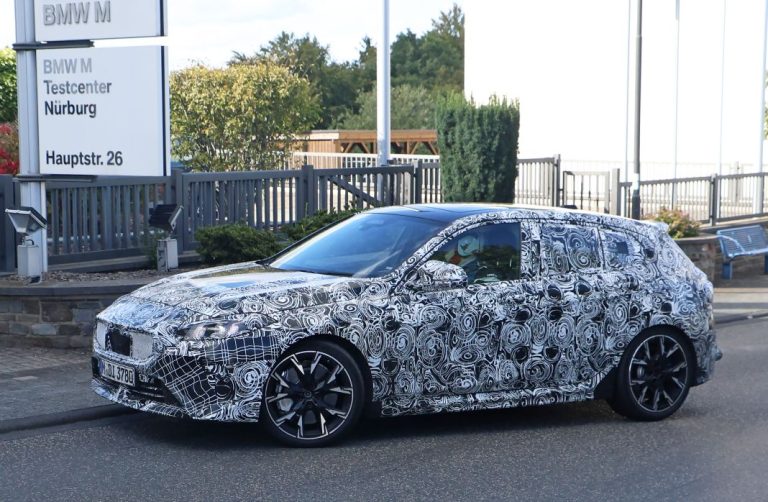 Fotos espía del BMW Serie 1 M135i 2024. La versión deportiva se destapa