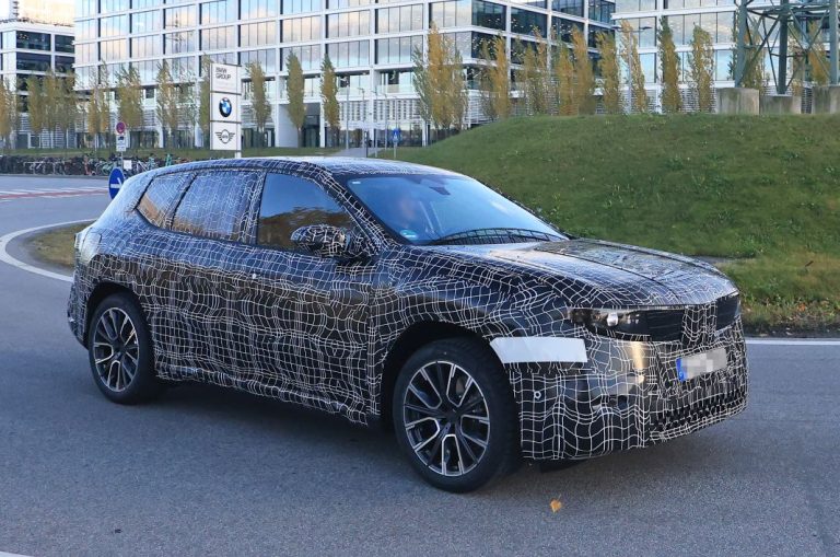 El primer modelo de la Neue Klasse de BMW, el iX3 2025, cazado en pruebas