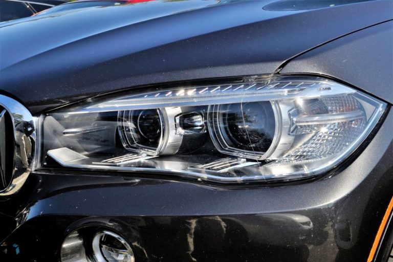 La multa que la DGT te va a poner si circulas con una luz fundida