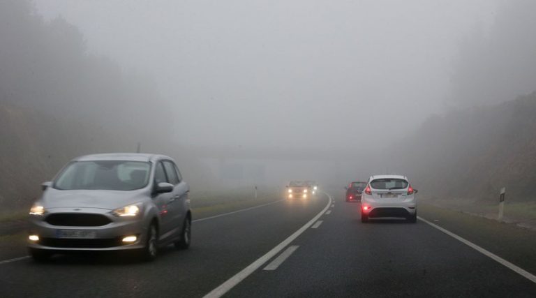 Vuelve la niebla: así dice la DGT que debes conducir