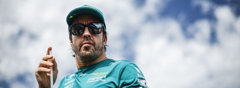 Fernando Alonso: evita desastres y sortea alcantarilla que daña Ferrari de Carlos Sainz