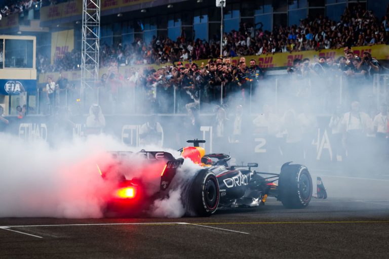 GP de Abu Dabi. La orgía de Max Verstappen y el milagro de Fernando Alonso