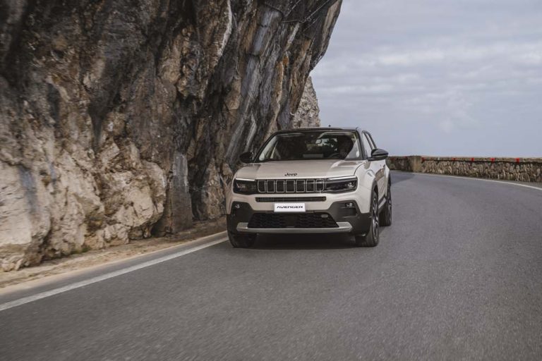 El Jeep Avenger lanza una nueva versión híbrida con etiqueta ECO