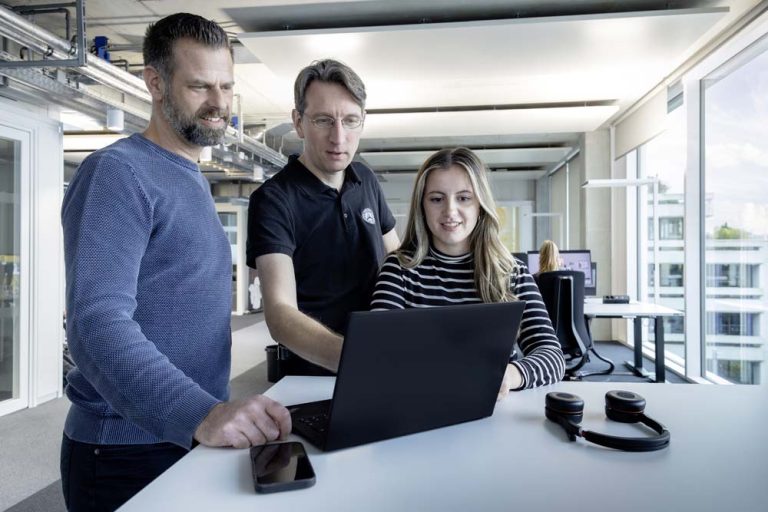 ¿Qué es el Código Abierto y el Software Libre liderado por Mercedes?