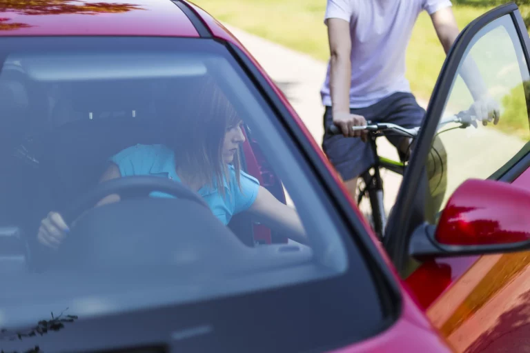 Si abres así la puerta de tu coche la DGT te puede multar