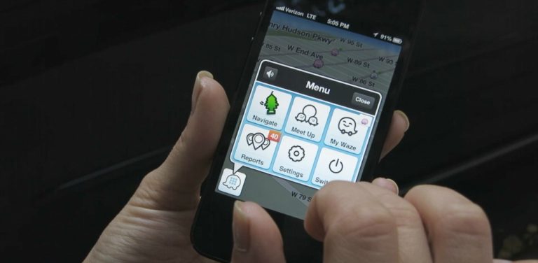 La manera de configurar Waze para que sea tu propia voz la que te guíe en el viaje