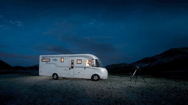 Autocaravana: Esto es lo que dice la Ley de Tráfico española sobre dormir en ella, y es cristalino