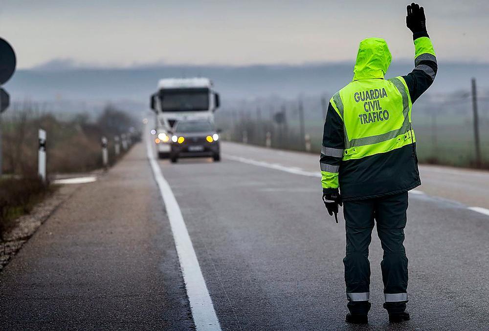 La maniobra que jamás debes hacer delante de un autobús si no quieres que la Guardia Civil te quite el carnet de por vida