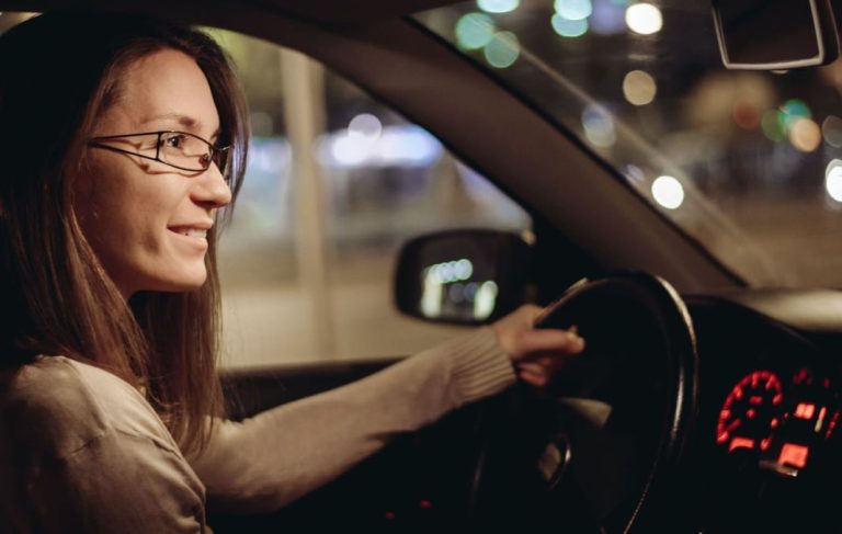 ¿Utilizas este tipo de gafas? Pues no las lleves mientras conduces, porque te va a salir muy caro