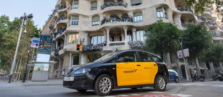 Objetos inusuales olvidados en taxis: el curioso estudio de Freenow revela sorpresas en ciudades europeas