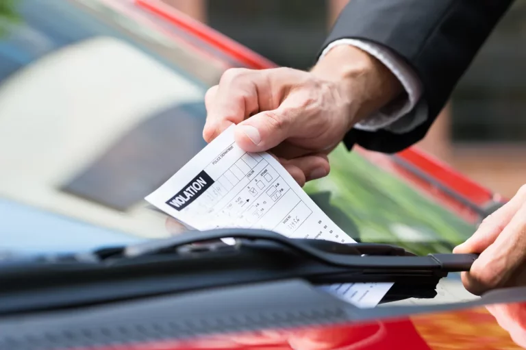 Los papeles que la DGT quiere que lleves siempre en tu coche
