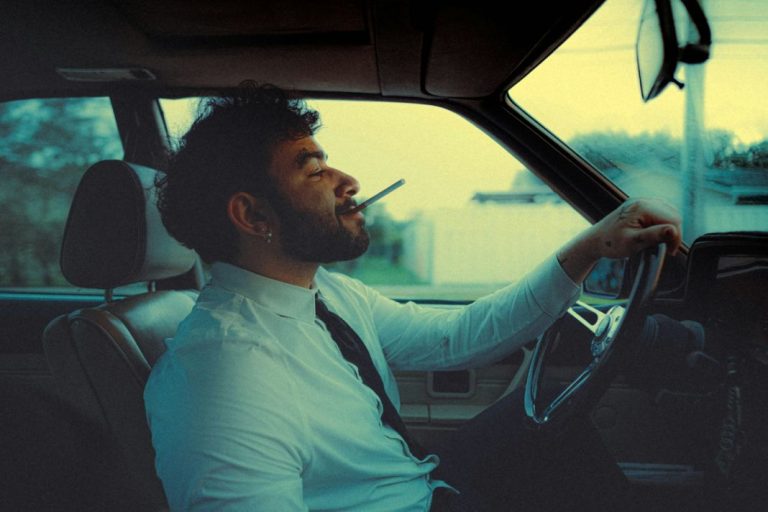 Fumar al volante: riesgos y posibles cambios legales