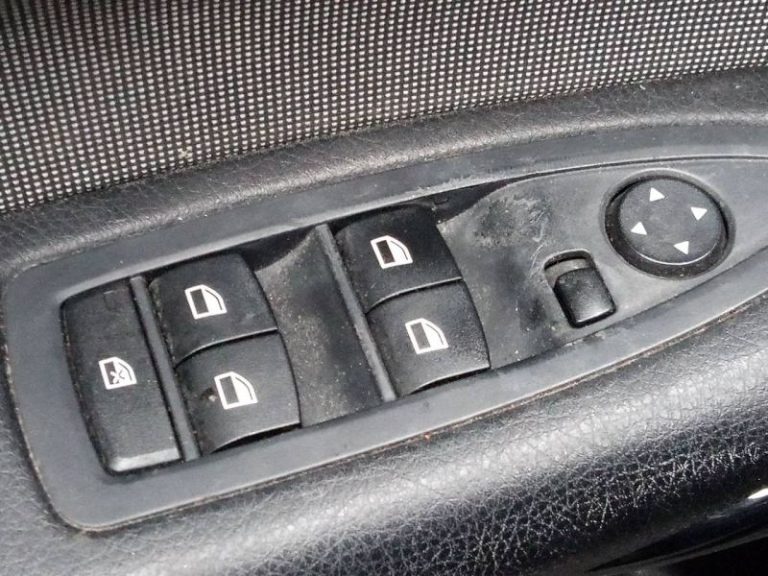 La función secreta de los botones del elevalunas de tu coche que no conocías
