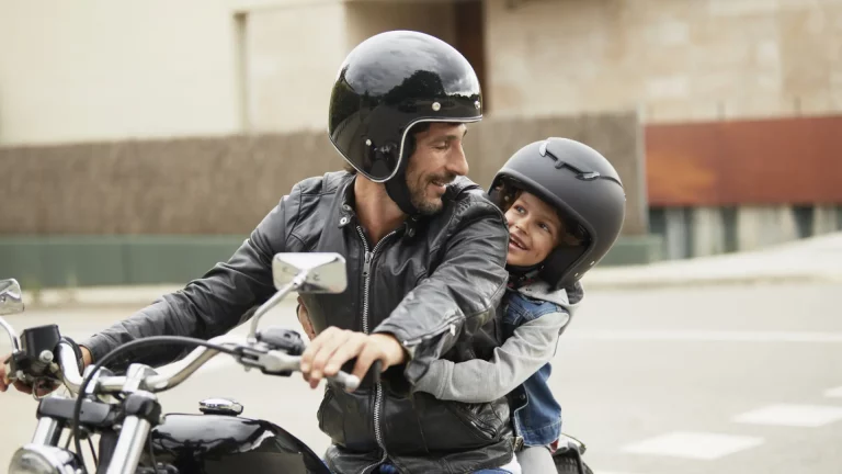 La DGT lo deja claro: Esta es la edad mínima para llevar a tu hijo de paquete en una moto