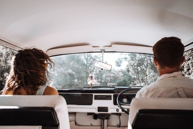 6 trucos para no marearte en el coche mientras viajas