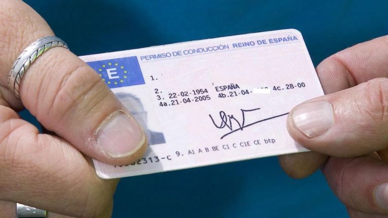 Los expertos aclaran el motivo por el  que la DGT pretende una retirada masiva de carnets de conducir