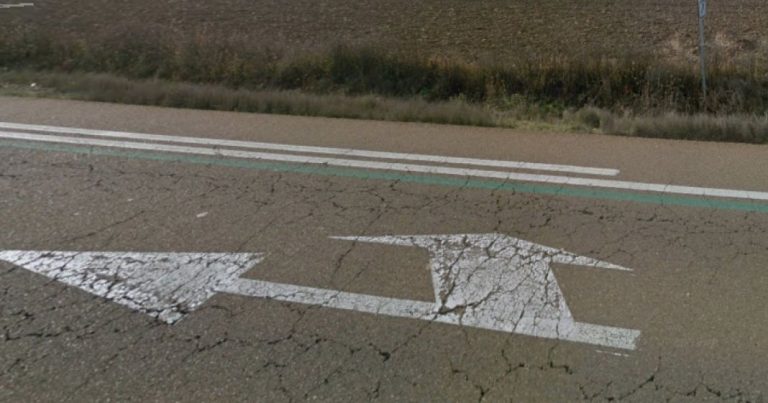 Motero: ¿Conoces el significado de estas líneas? Pues la DGT las está pintando para salvarte la vida