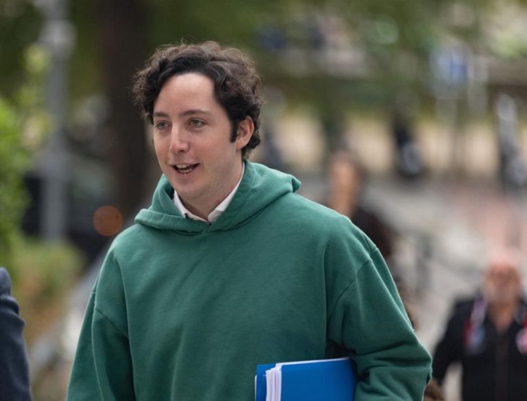 La curiosa multa que la DGT le ha puesto al Pequeño Nicolás. Pero por ser quién es se librará de ella