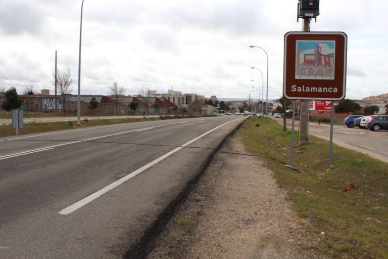 La DGT te saca de dudas: Para esto sirven los cables negros que encuentras cruzados en muchas carreteras