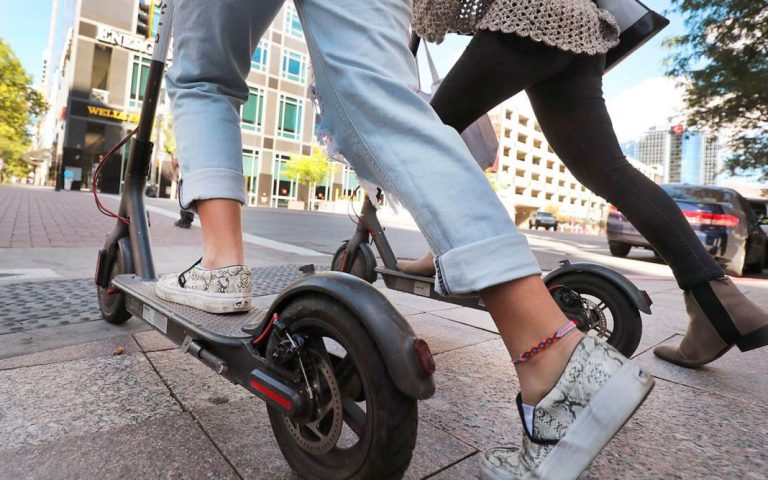 La DGT ha creado un listado para saber qué patinetes eléctricos cumplen los requisitos