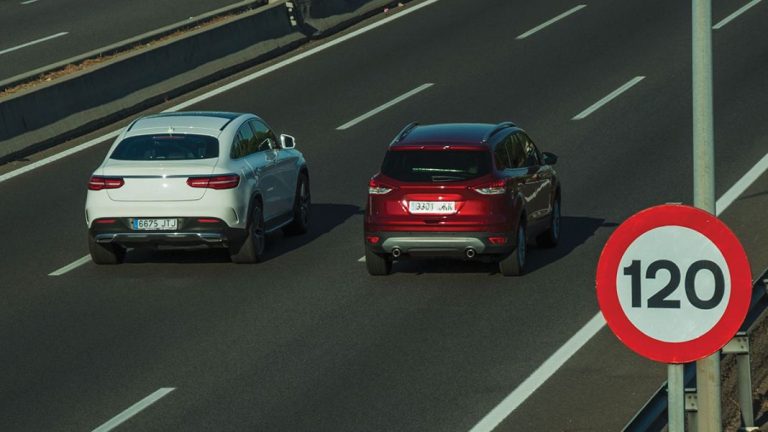 Estos son los dos únicos motivos en los que la DGT te permite adelantar por la derecha