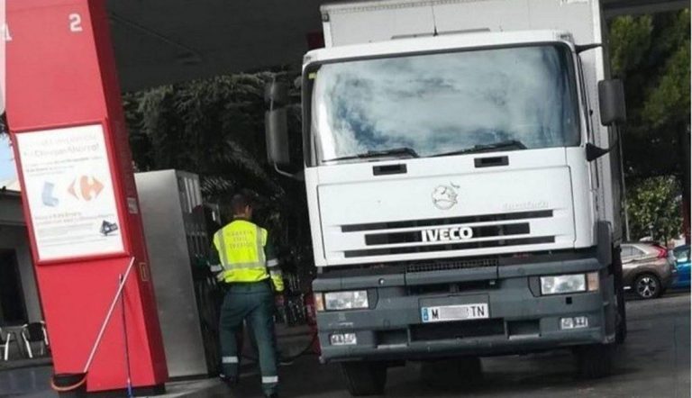 El truco para identificar el camión camuflado que utiliza la Guardia Civil de Tráfico en España