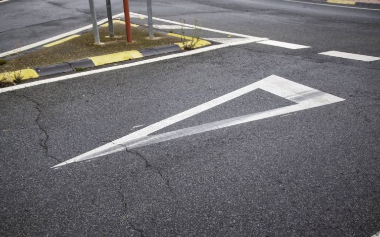 Pequeñas líneas blancas horizontales en la carretera: Tráfico te dice cuál es su significado