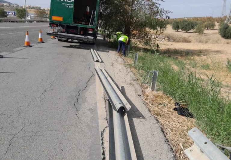 Para esto sirven los quitamiedos que hay en las carreteras de España